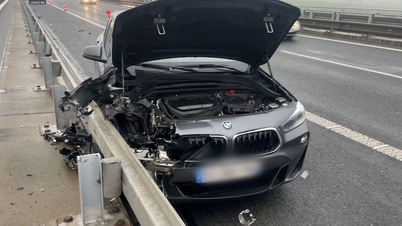 Německá policie pronásledovala po dálnici D5 BMW. Řidič boural a skočil z mostu